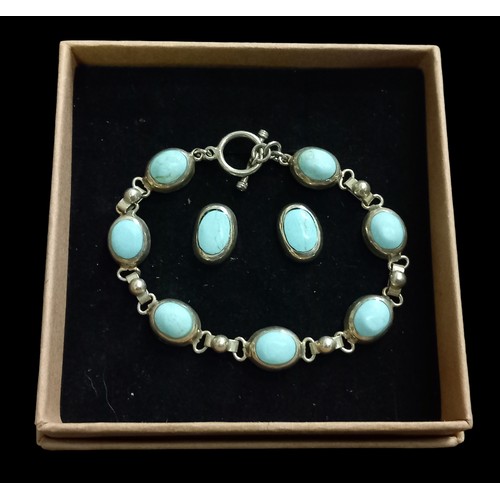 686 - A BEAUTFIUL SILVER TURQUOISE BRACELET & MATCHING EARRING SET