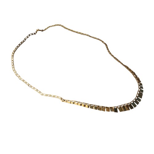 602 - A 9ct GOLD CHAIN IN CLEOPATRA STYLE 15