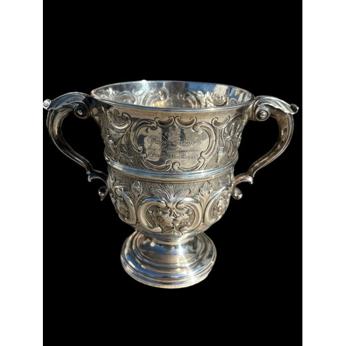 587 - A SUPERB AND VERY UNIQUE SOLID IRISH SILVER CUP HALLMARK INDICATES DATED 1808 431grm