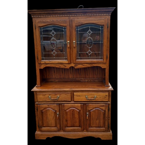 625A - A QUALITY HONEY OAK DRESSER WITH ETCHED BEVELLED GLASS DOORS