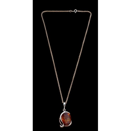 195 - AN AMBER AND SILVER PENDANT ON SILVER CHAIN