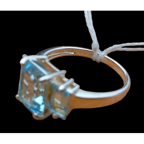 484 - A SILVER AND AQUAMARINE RING