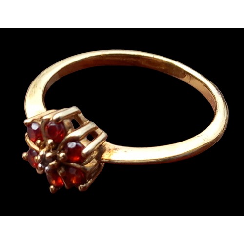 543 - A 9ct GOLD AND RUBY RING