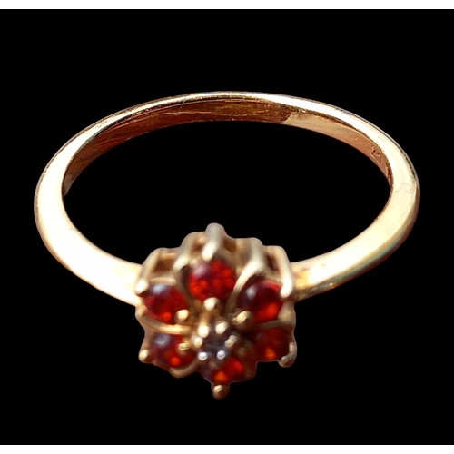 543 - A 9ct GOLD AND RUBY RING