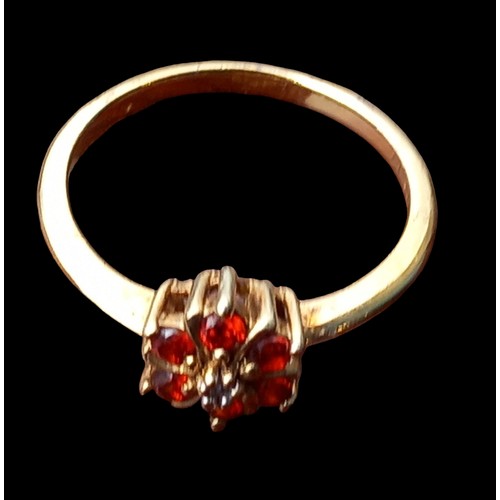 543 - A 9ct GOLD AND RUBY RING