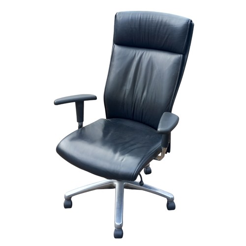 680A - A BLACK SWIVEL OFFICE CHAIR