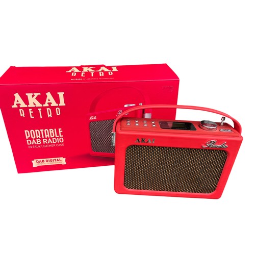 7 - AN AS NEW AKAI RADIO IN RETRO STYLE (BOXED)