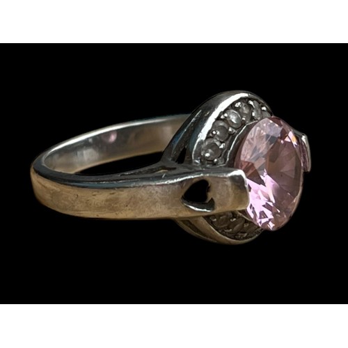 251 - A SILVER RING SET WITH PINK STONE