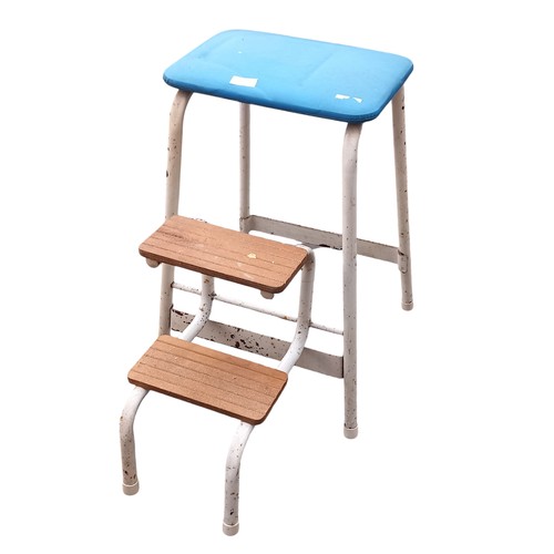 306 - A RETRO STEP STOOL