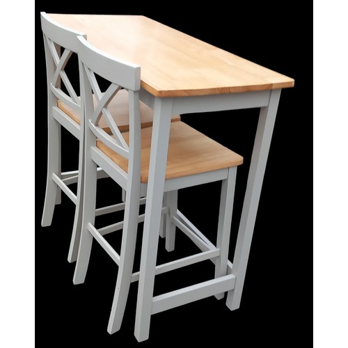 391 - A GOOD QUALITY BREAKFAST BAR TABLE WITH 2 MATCHING HIGH CHAIRS FINSIHED IN BEECH & GREY