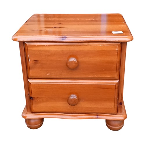 462 - A PAIR OF 2 DRAWER PINE BEDSIDE CHESTS