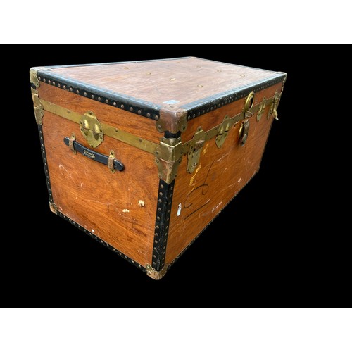 439 - A QUALITY PINR TRUNK WITH LEATHER TRIM 35x20x18