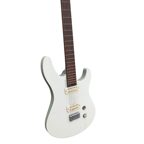 25 - YAMAHA GUITAR AND AMP