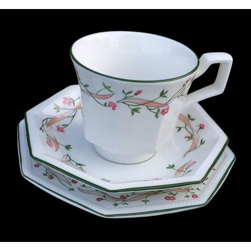 29 - 17 PIECE JOHNSTON BROTHERS TEA SERVICE