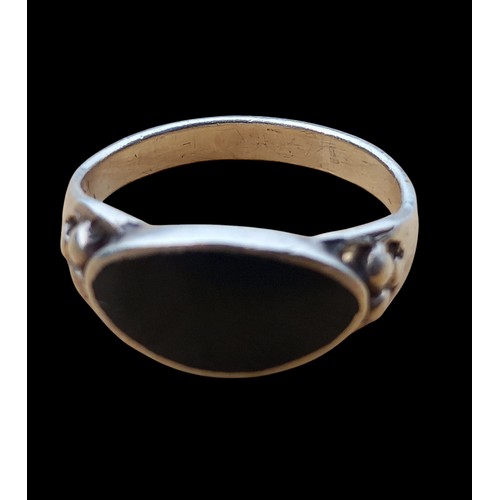 249 - AN ORNATE SILVER ONYX SET RING