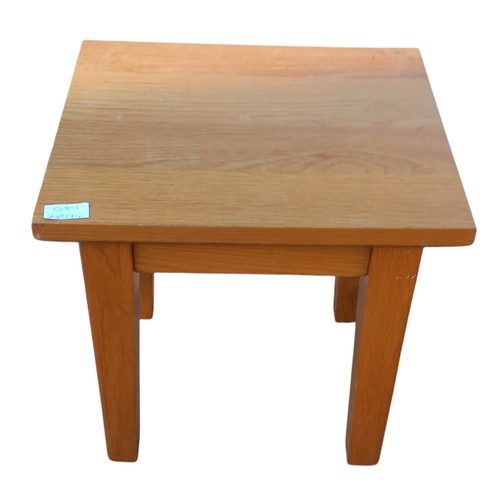 314 - SMALL OAK SIDE TABLE