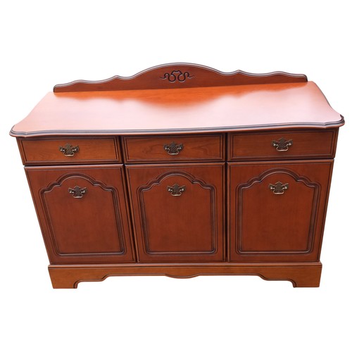 385 - A GOOD QUALITY MAHOGANY SIDEBOARD