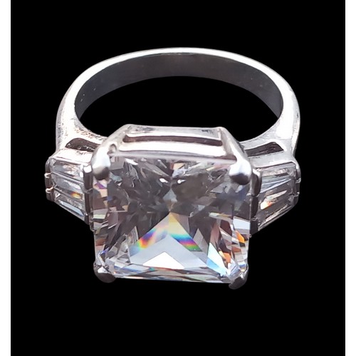 431 - A LARGE DESIGNER SILVER GEM SET RING