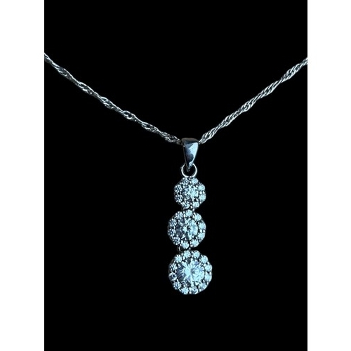 600 - A DESIGNER SILVER GEM SET GRADUATED DROP PENDANT ON A SILVER CHAIN