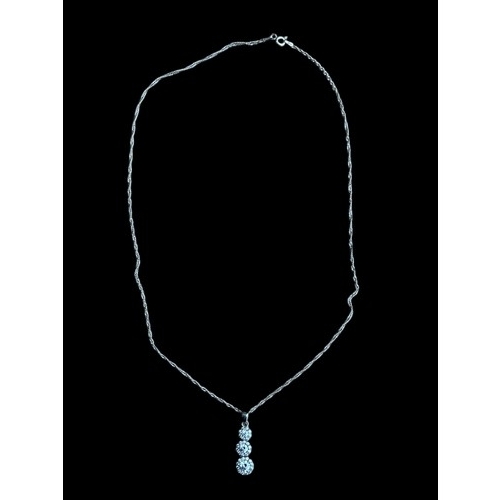 600 - A DESIGNER SILVER GEM SET GRADUATED DROP PENDANT ON A SILVER CHAIN