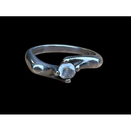 601 - AN ORNATE SILVER SOLITAIRE RING