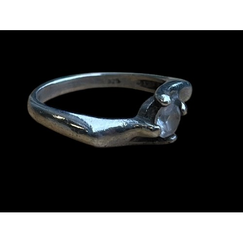 601 - AN ORNATE SILVER SOLITAIRE RING