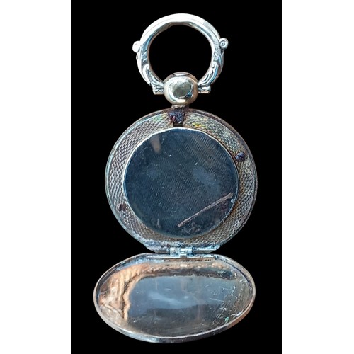 610 - DECORATIVE CIRCULAR LOCKET