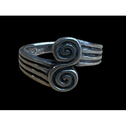 614 - A CELTIC STYLE SILVER RING