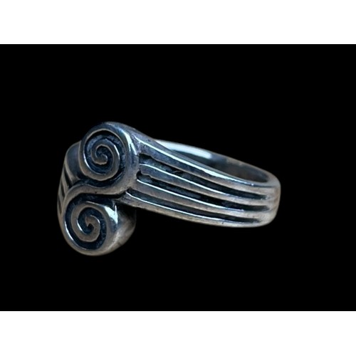 614 - A CELTIC STYLE SILVER RING