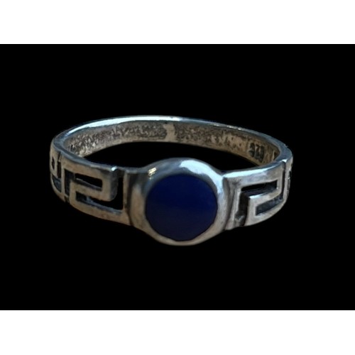 619 - A SILVER PATTERNED RING SET WITH A BLUE LAPIS STONE