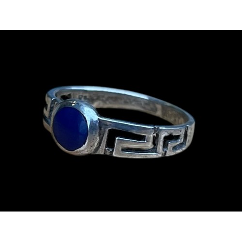 619 - A SILVER PATTERNED RING SET WITH A BLUE LAPIS STONE