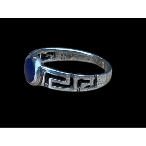 619 - A SILVER PATTERNED RING SET WITH A BLUE LAPIS STONE