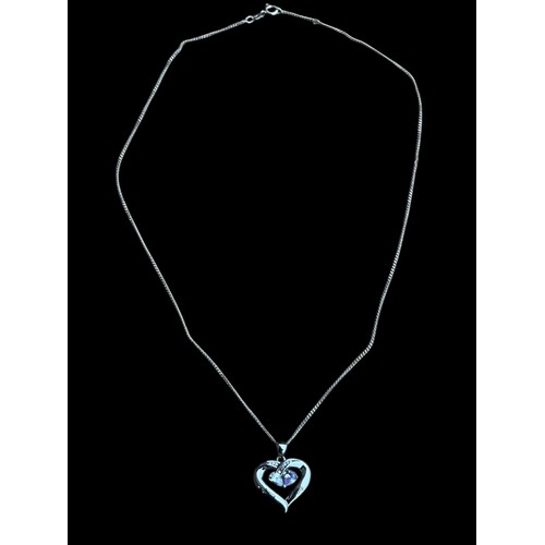 618 - A BEAUTIFUL GEM SET SILVER HEART PENDANT ON A SILVER CHAIN