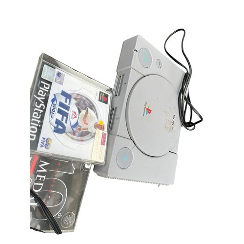 606A - A MIXED LOT OF GAMES TO INCLUDE PLAYSTION 1'S, A PLAYSTATION 2 ACCOMPANYING CONTROLLERS AND GAMES AN... 