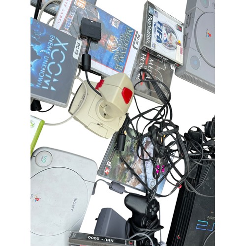 606A - A MIXED LOT OF GAMES TO INCLUDE PLAYSTION 1'S, A PLAYSTATION 2 ACCOMPANYING CONTROLLERS AND GAMES AN... 