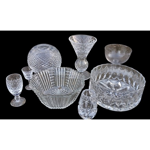 112A - A SMALL MIXED LOT OF CUT/PRESSED GLASS AND CRYSTAL