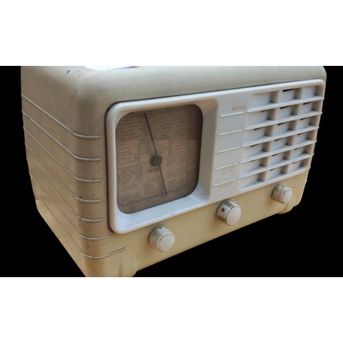 6 - VINTAGE CREAM BACOLITE VALVE RADIO