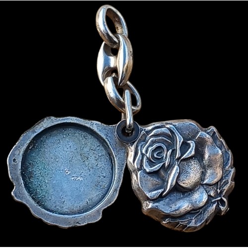 210 - AN UNUSAL HEAVY SILVER LOCKET IN FORM OF A ROSE