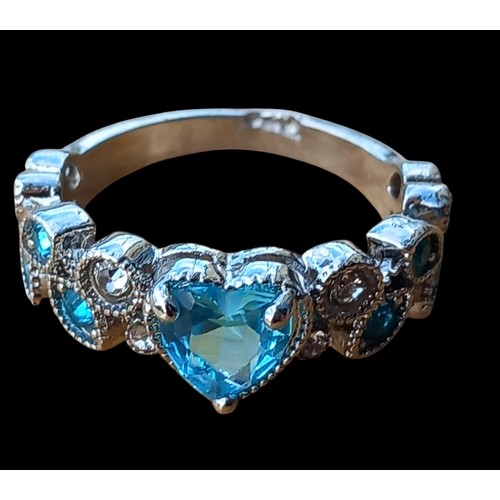 211 - A BEAUTIFUL SILVER LEAF & HEART DESIGN RING SET WITH BLUE AND WHITE STONES