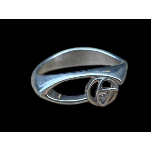 521 - A SILVER RING IN THE STYLE OF RENNIE MACINTOSH