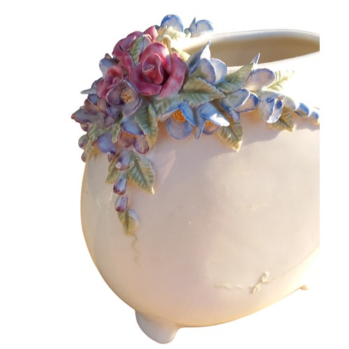 522 - BEAUTIFUL COLLECTORS HAND CRAFTED VASE BY ANGELA BODIGN