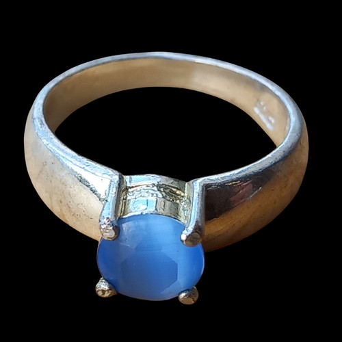 256 - A CHUNKY SILVER BLUE STONE RING