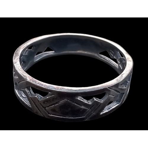 261 - AN ORNATE OPENWORK SILVER RING