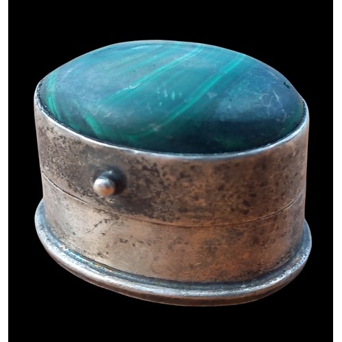 607 - A BEAUTIFUL SILVER PILL BOX SET WITH A GENEROUS MALACHITE STONE