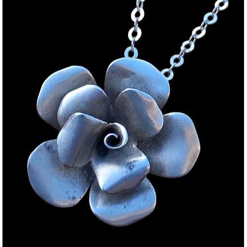 609 - A DESIGNER SILVER CHAIN WITH A STUNNING LARGE SILVER FLORAL PENDANT