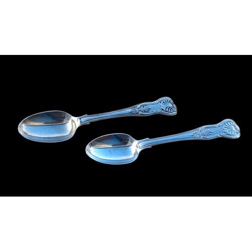 623 - PAIR OF KINGS PATTERN SILVER TEASPOONS 80.3grm