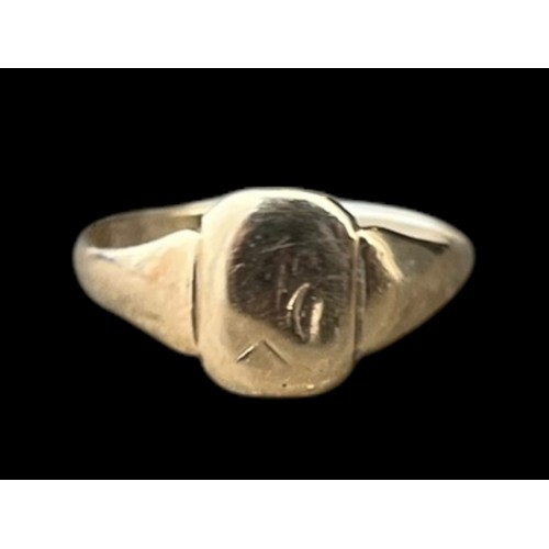 645 - A 9ct GOLD SIGNET RING SIZE N/O