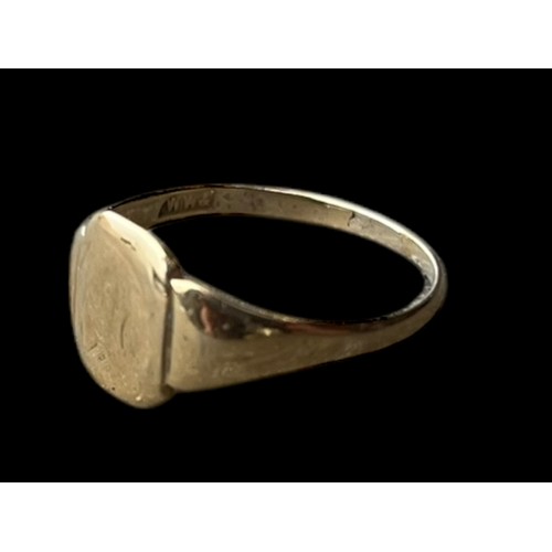 645 - A 9ct GOLD SIGNET RING SIZE N/O