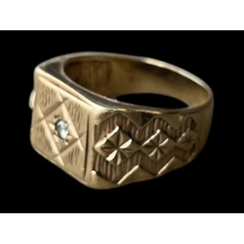 653 - A LARGE ORNATE CHUNKY 9ct GOLD RING SIZE U