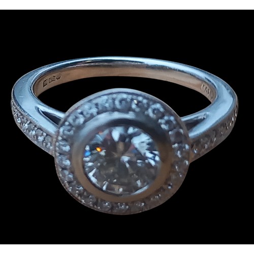 637 - A STUNNING PLATINUM DIAMOND RING THE CENTRE DIAMOND IS 0.8cct WITH DIAMONDS AROUND IN CIRCLE WITH DI... 